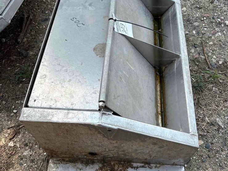 2-hole-smidley-stainless-hog-water-image-3