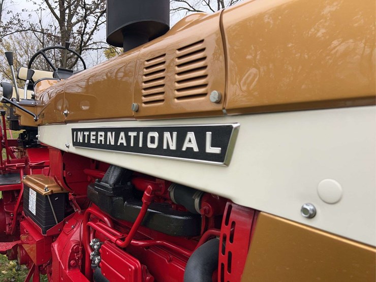 1970-farmall-826-diesel-row-crop-golden-demonstrator-image-12