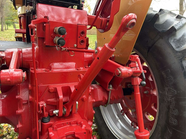 1970-farmall-826-hydro-diesel-row-crop-golden-demonstrator-image-45