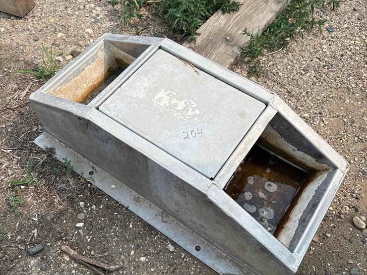 2-hole-smidley-stainless-hog-water-image-1