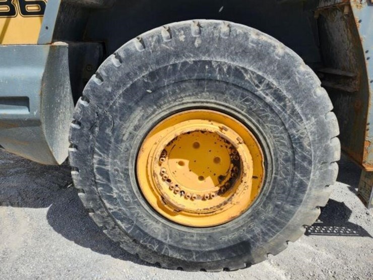 2011-liebherr-l586-image-63