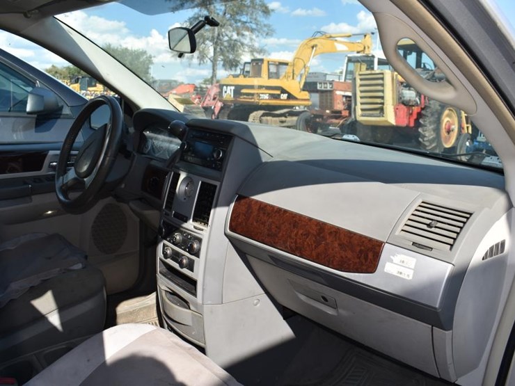 2009-chrysler-van-(vin-#-2a8hr54129r683758)-(showing-appx-160,511-miles,-up-image-9