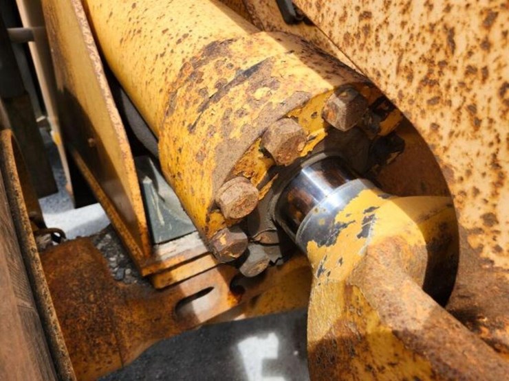 2011-liebherr-l586-image-56