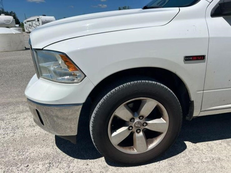2019-ram-1500-slt-image-40
