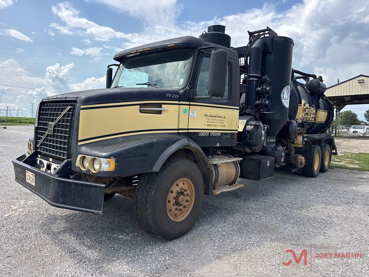 2002-volvo-vac-truck-image-6