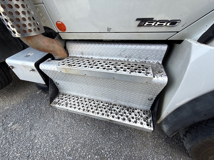 2017-kenworth-t880-image-11