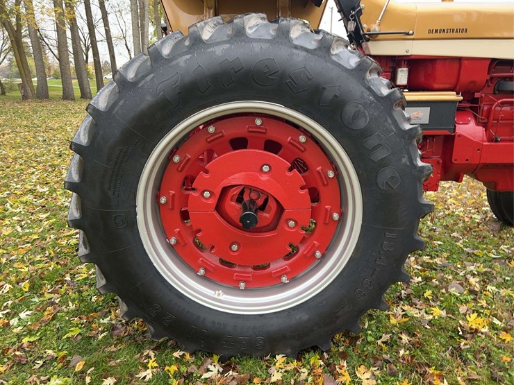 1970-farmall-826-hydro-diesel-row-crop-golden-demonstrator-image-35