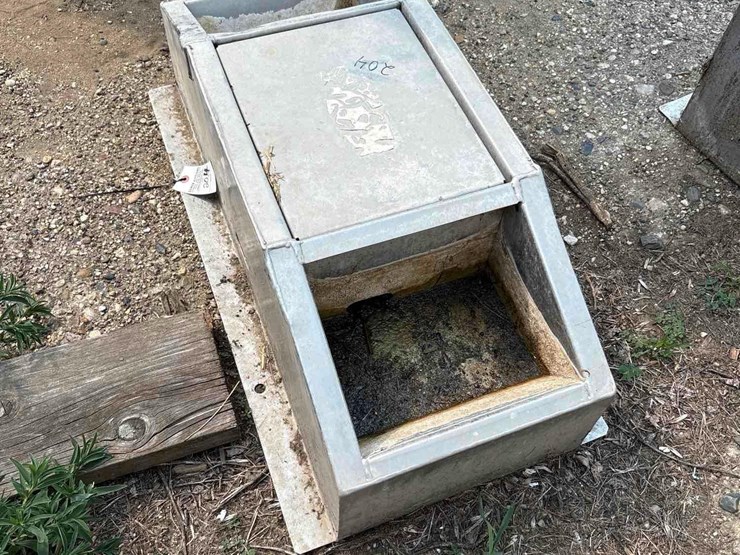 2-hole-smidley-stainless-hog-water-image-3
