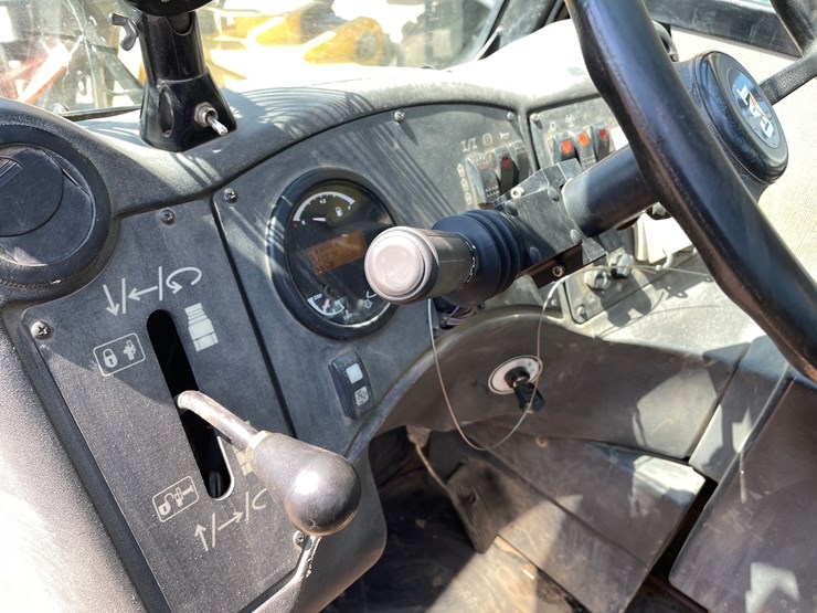 2014-caterpillar-tl642c-image-44