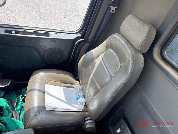 2002-volvo-vac-truck-image-35