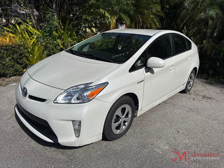 2013-toyota-prius-hybrid-hatchback-image-4
