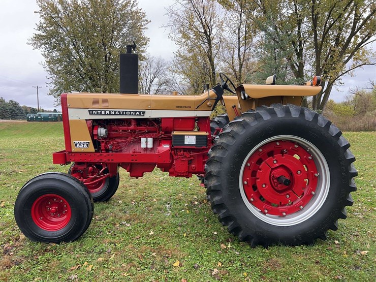 1970-farmall-826-diesel-row-crop-golden-demonstrator-image-2