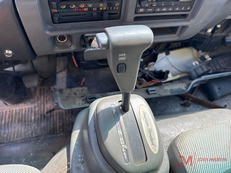 2004-isuzu-box-truck-image-32