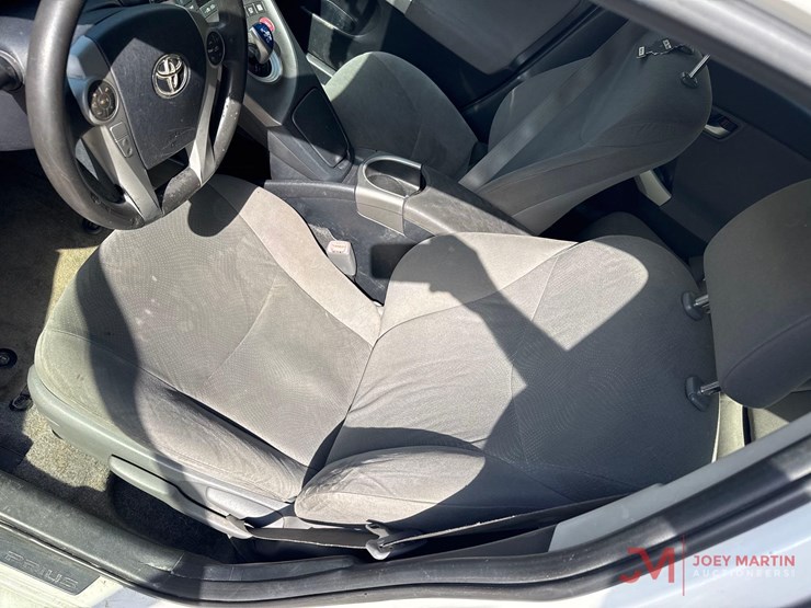 2013-toyota-prius-hybrid-hatchback-image-22