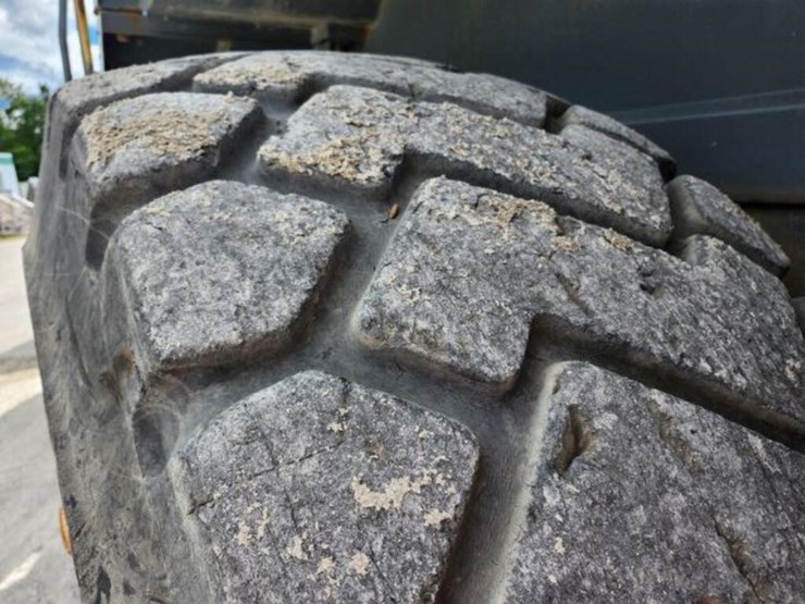 2011-liebherr-l586-image-66