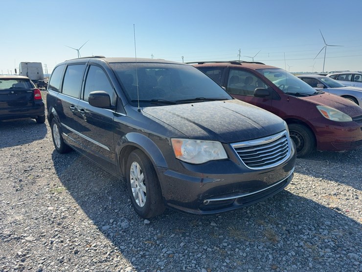 2014-chrysler-town-&-country-image-2