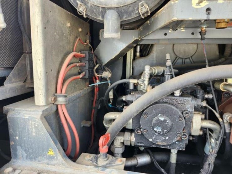 2011-liebherr-l586-image-35