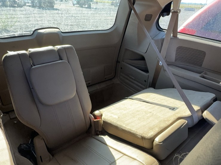 2014-chrysler-town-&-country-image-24