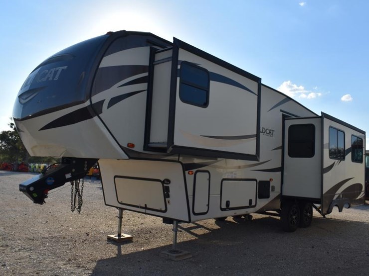 2019-wildcat-29rlx-5th-wheel-trailer-w/-3-slides-(vin-#-5zt3wcub2kg002818)-image-2