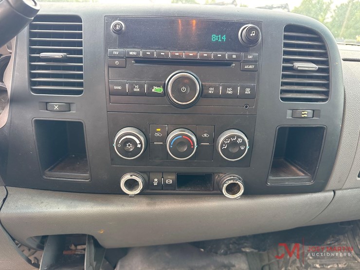 2012-chevrolet-silverado-2500hd-image-32