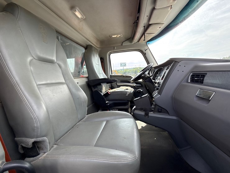 2017-kenworth-t880-image-29