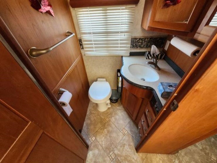 2006-allegro-bus-class-a-motorhome-400abus0d6j0072-image-55