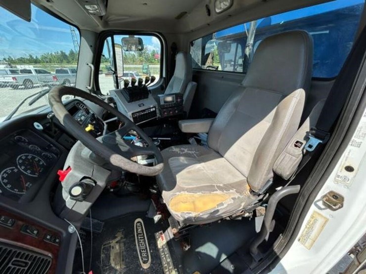 2006-freightliner-business-class-m2-s/a-1fvac3dj66-image-24