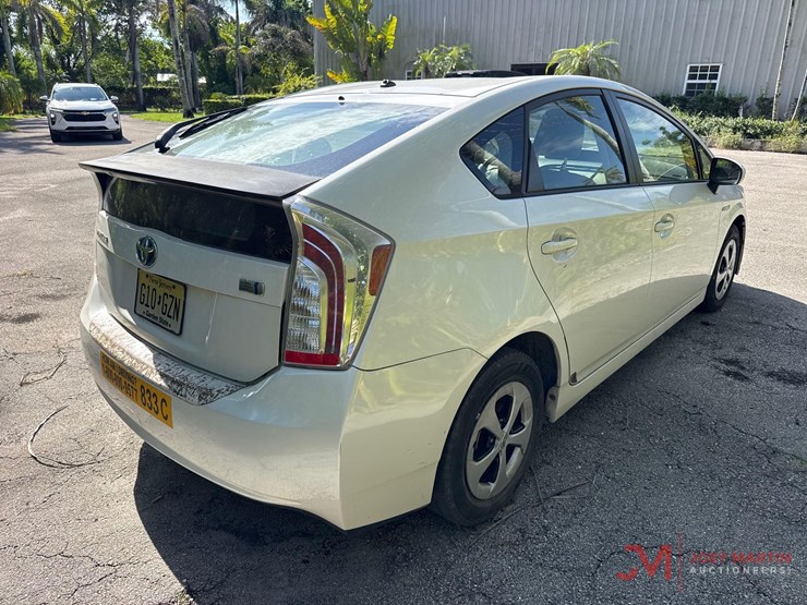 2013-toyota-prius-hybrid-hatchback-image-2