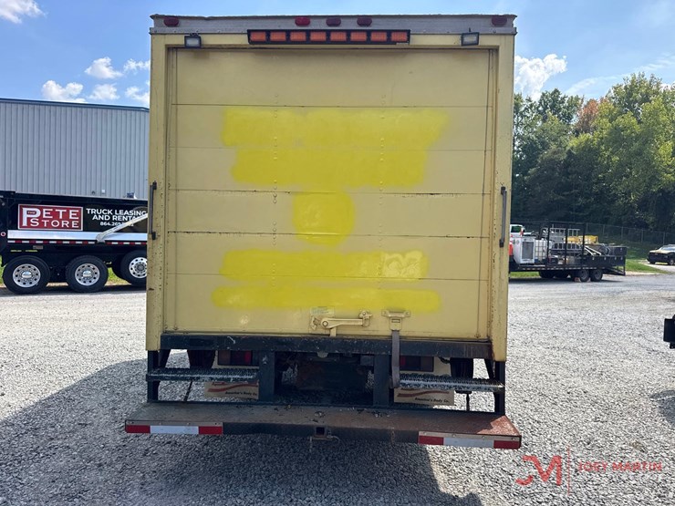 2004-isuzu-box-truck-image-11
