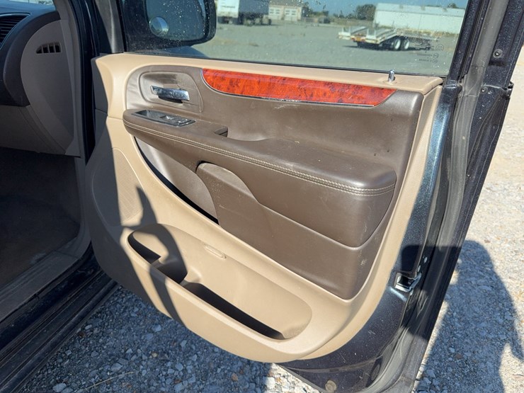 2014-chrysler-town-&-country-image-30