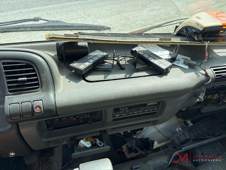 2004-isuzu-box-truck-image-31