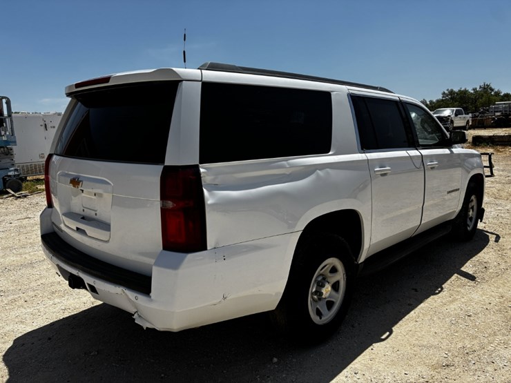 2017-chevrolet-suburban-image-4