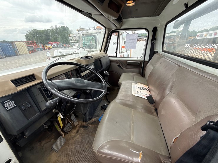 2001-international-4700-image-21
