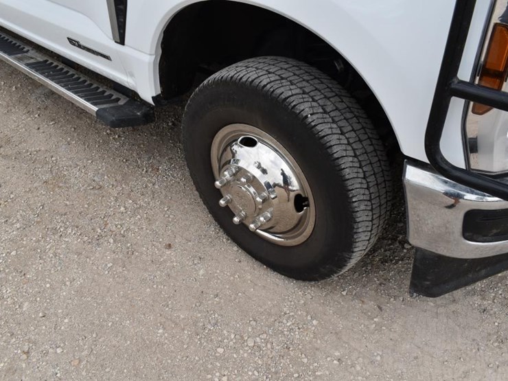 2025-ford-f350-image-3