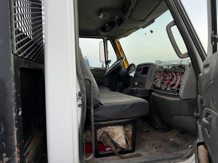 2013-international-durastar-4300-image-11