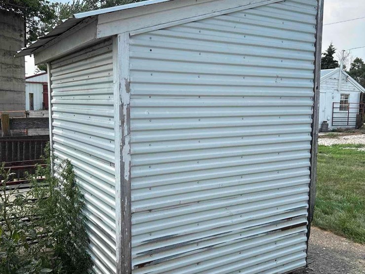 6’x6’-portable-feed-shed-image-3