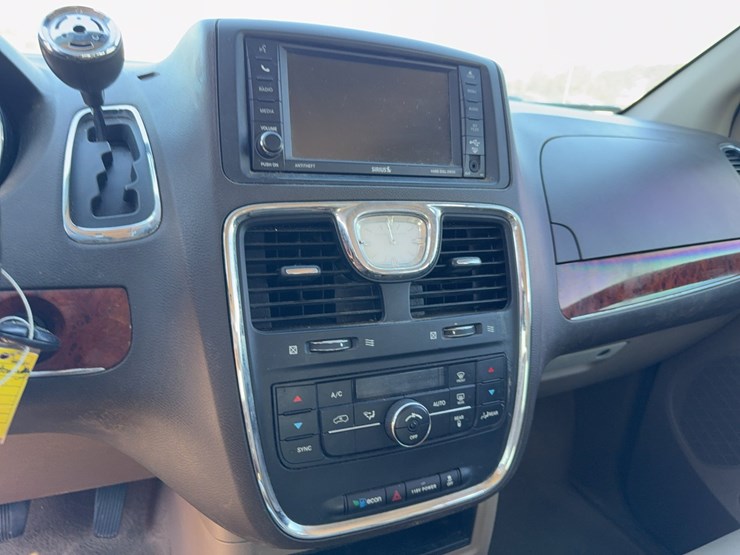 2014-chrysler-town-&-country-image-63