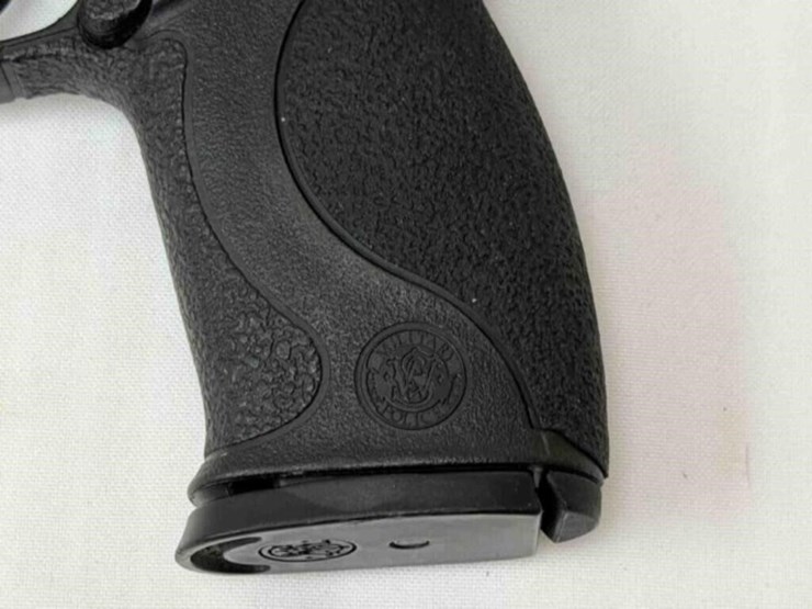smith-&-wesson-m&p40-40cal-pistol-image-17
