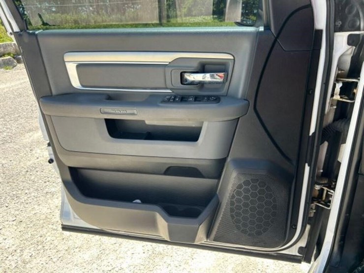 2019-ram-1500-slt-image-16
