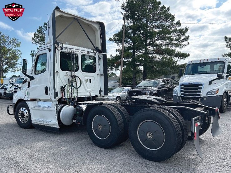 2020-freightliner-cascadia-126-image-2