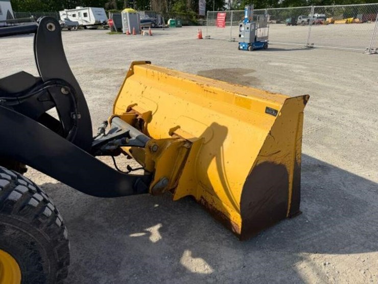 2020-deere-204l-image-38