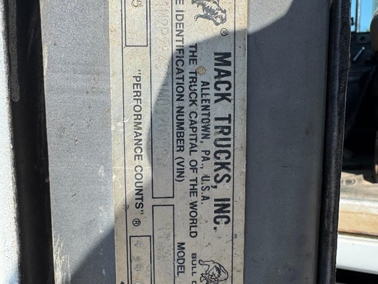 2001-mack-690s-image-6