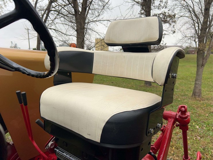 1970-656-farmall-hydro-diesel-row-crop-golden-demonstrator-image-57