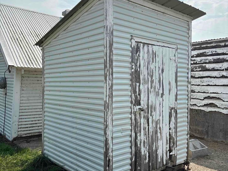6’x6’-portable-feed-shed-image-2