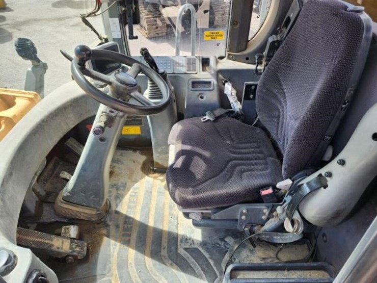 2011-liebherr-l586-image-11