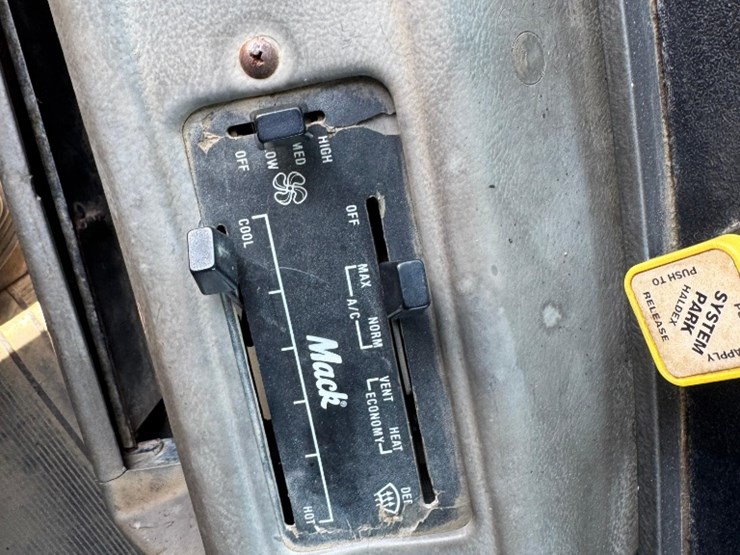 2001-mack-690s-image-24