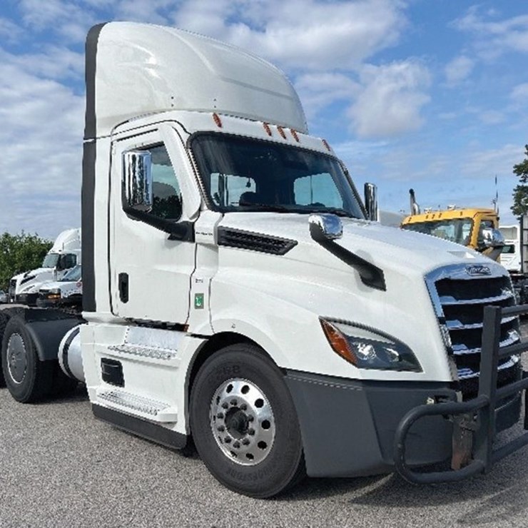2020 FREIGHTLINER CASCADIA 126