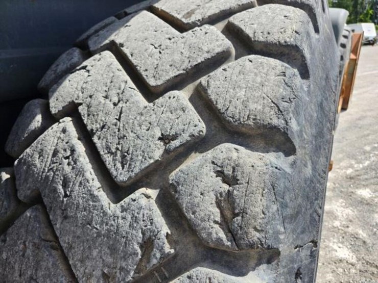 2011-liebherr-l586-image-64