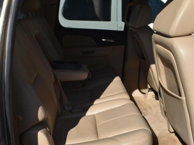 2007-chevrolet-suburban-image-8