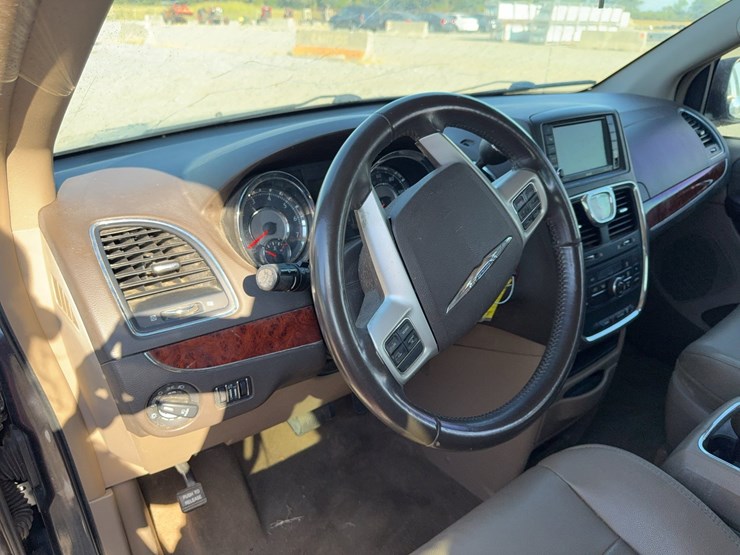 2014-chrysler-town-&-country-image-60